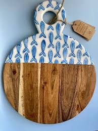 Houten serveerplank met visjes rond